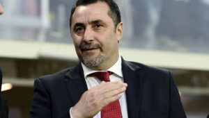 Mantan Direktur AC Milan Ini Dituduh Pukul Kepala Fans dengan Kipas Angin!