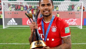 Sempat Dikaitkan dengan AC Milan, Begini Komentar Douglas Costa