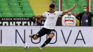 Bek Spezia Bernilai 10 Juta Euro Ini Jadi Rebutan AC Milan dan Napoli