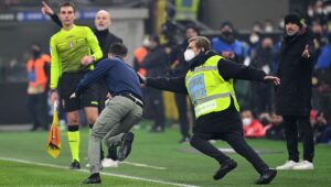 Pitch Invader Laga Derby Milan Ungkap Kisah Sedih yang Membuatnya Nekat Menerobos Lapangan