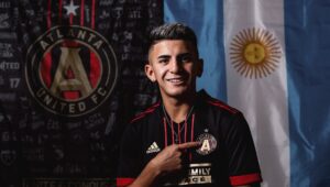 Perkuat Lini Tengah, AC Milan Incar 2 Gelandang Ini