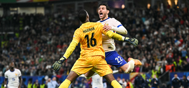 Theo Hernandez dan Mike Maignan