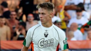 AC Milan Siapkan Revolusi Lini Tengah: Hans Nicolussi Caviglia dari Venezia Masuk Radar