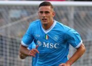 TRANSFER RUMIT! Milan Kontak Lorenzo Lucca, Tapi Napoli Terganjal Klausul €26 Juta